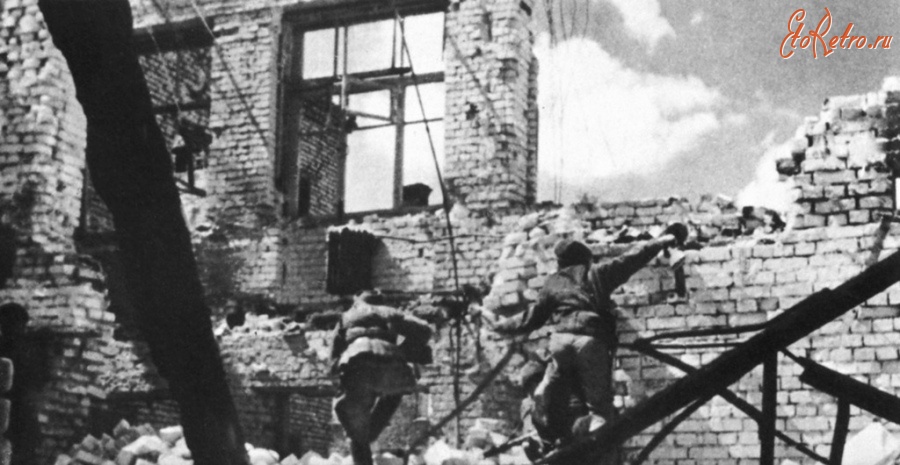Волгоград - Красноармейцы ведут бой на руинах здания в Сталинграде. 1942 год.