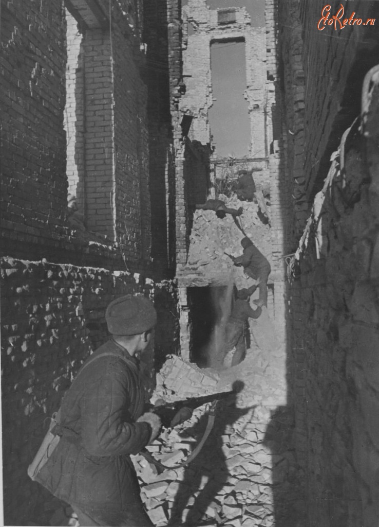 Волгоград - Советские солдаты в бою среди разрушенных зданий в Сталинграде.