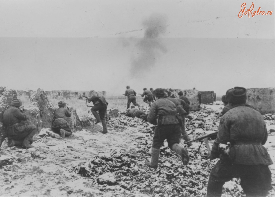 Волгоград - Советские солдаты атакуют позиции противника в районе Сталинграда.