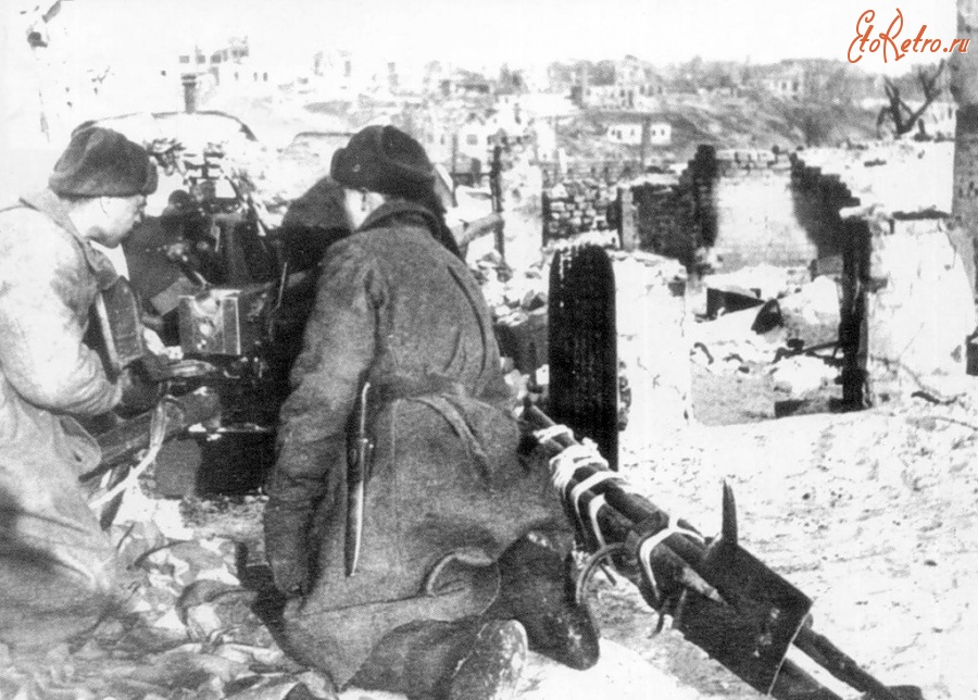 Волгоград - Советские солдаты ведут огонь из 45-мм пушки по немецким позициям в Сталинграде.