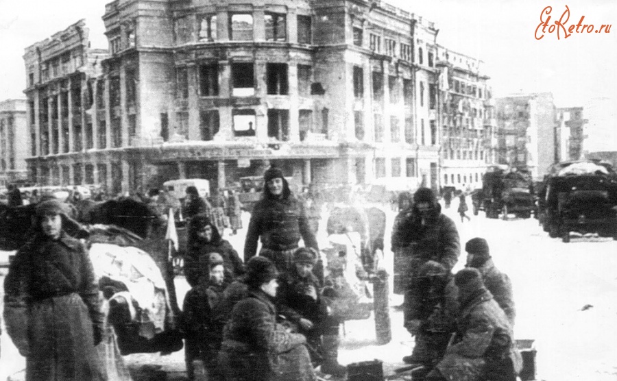 Волгоград - Советские солдаты на фоне Центрального универмага Сталинграда.