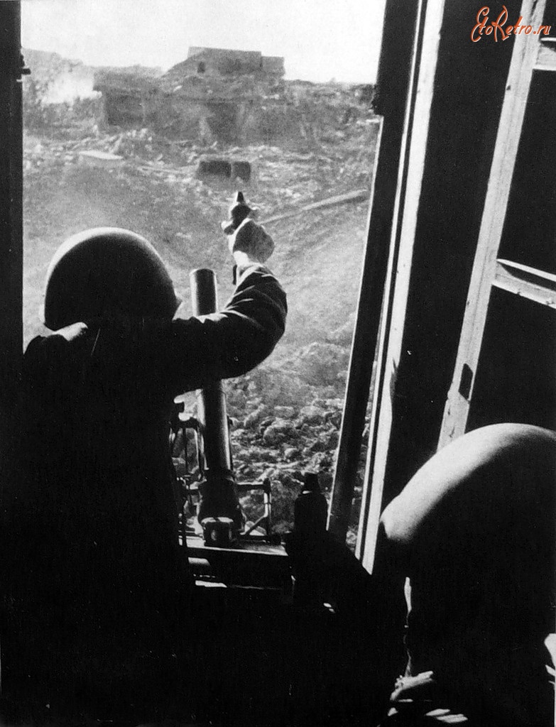 Волгоград - Советский минометный расчет ведет огонь в Сталинграде.