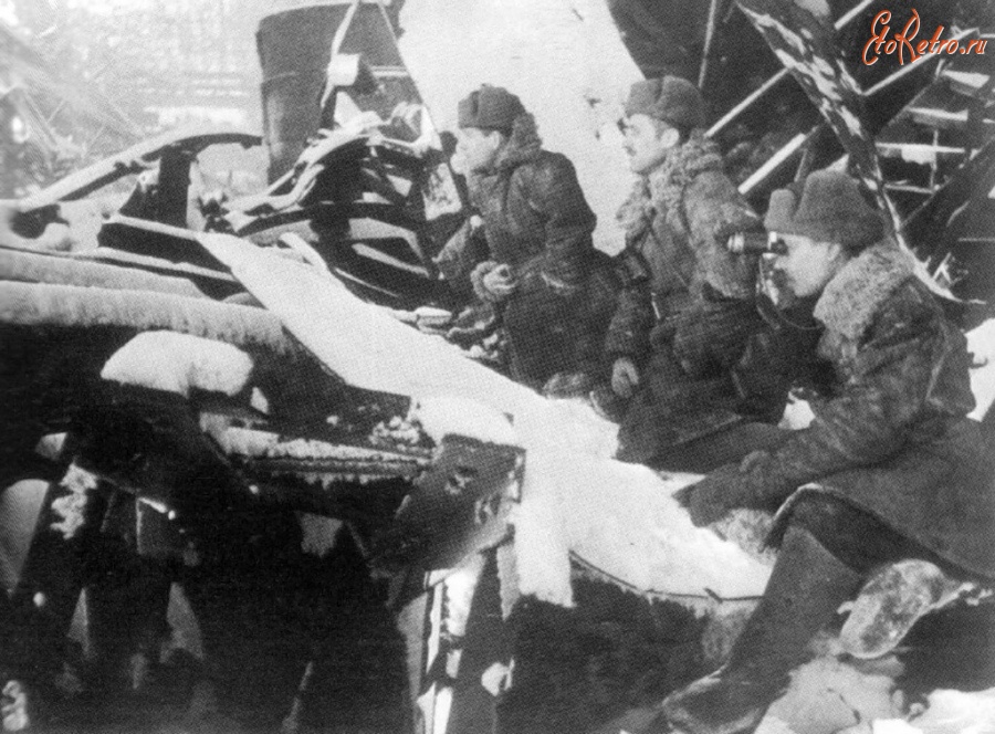 Волгоград - Советские офицеры на наблюдательном пункте в цеху сталинградского завода «Красный Октябрь». Январь 1943 года.