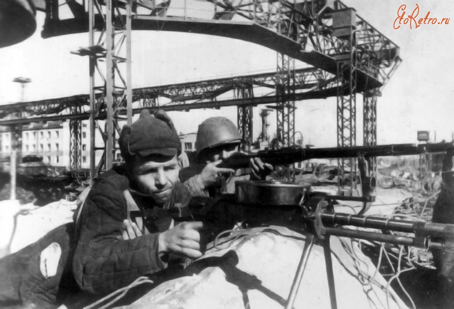 Волгоград - Рабочие Сталинградского тракторного на защите своего завода. 1942 год.