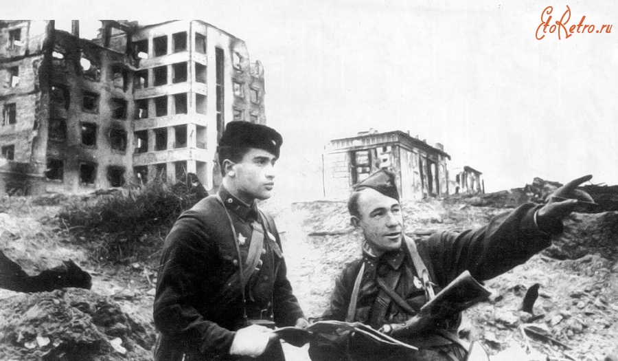 Волгоград - Командир батальона Е.А. Жуков слушает доклад своего разведчика.