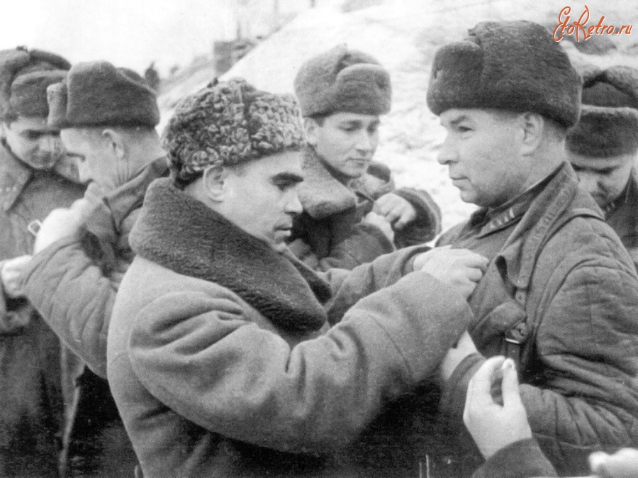 Волгоград - Генерал-лейтенант К.А. Гуров вручает орден командиру 95-й сд полковнику В.А. Горишному. 1942 год.