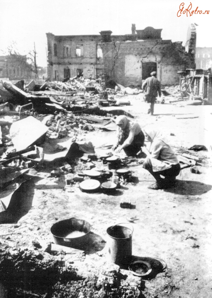 Волгоград - Жители Сталинграда готовят пищу у развалин своего дома.
