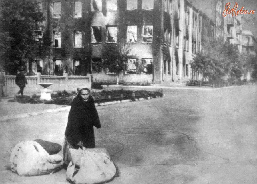 Волгоград - Жительница Сталинграда с пожитками на улице, собираясь покинуть город. 1942 год.