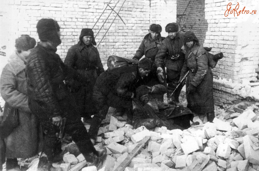 Волгоград - Красноармейцы берут в плен немецкого снайпера в разрушенном доме Сталинграда. 1942 год.