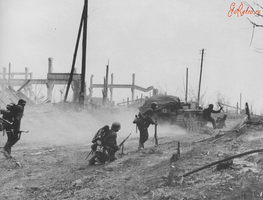 Волгоград - Немецкая пехота перед атакой на советские позиции в Сталинграде. 6 ноября 1942 года.