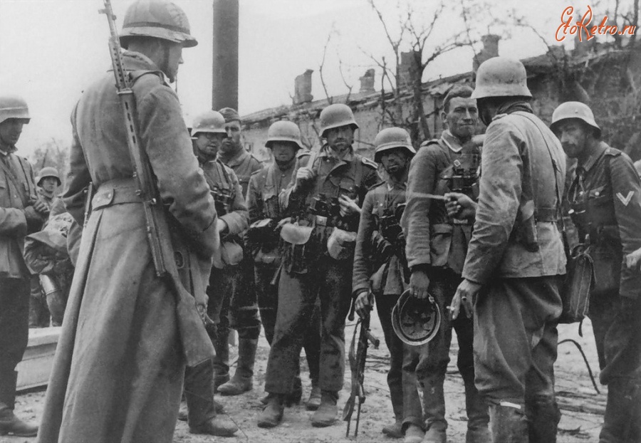Волгоград - Офицер ставит боевую задачу солдатам немецкой 389-й пехотной дивизии в Сталинграде. Сентябрь 1942 года.