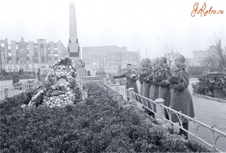 Волгоград - Молодые солдаты у могилы защитников Сталинграда на площади имени Павших борцов