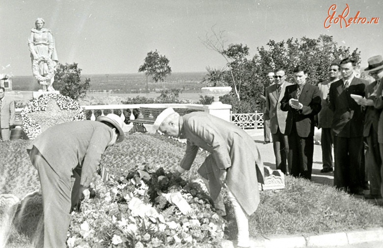 Волгоград - Премьер-министр Индии Д. Неру возлагает венок на братскую могилу павших бойцов Сталинграда