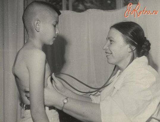 Волгоград - Доцент Дмитриева Н.И. осматривает ребёнка.