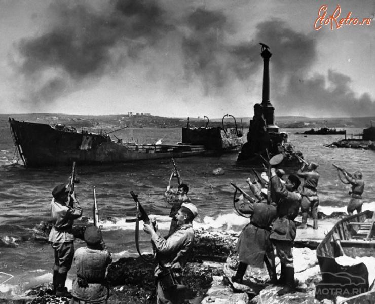 Севастополь - Советские солдаты салютуют в честь освобождения Севастополя.