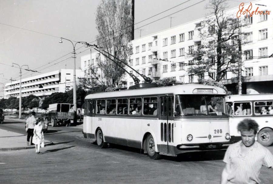 Симферополь - троллейбус 208 на 5-м маршруте у вокзала в Симферополе