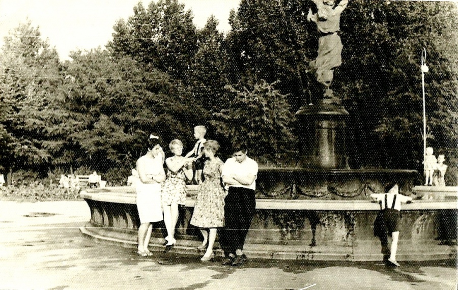 Барановичи - У фонтана в парке