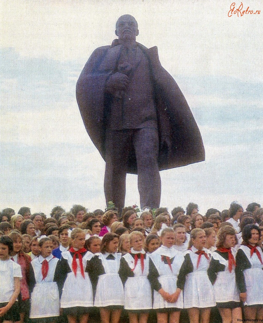 Пинск - 1975. Пинск — пионеры у памятника Ленину (фото)