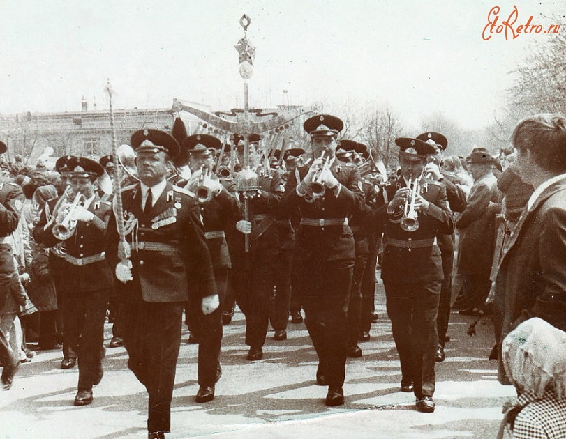 Пружаны - Военный оркестр 31-й дивизии на ноябрьской демонстрации