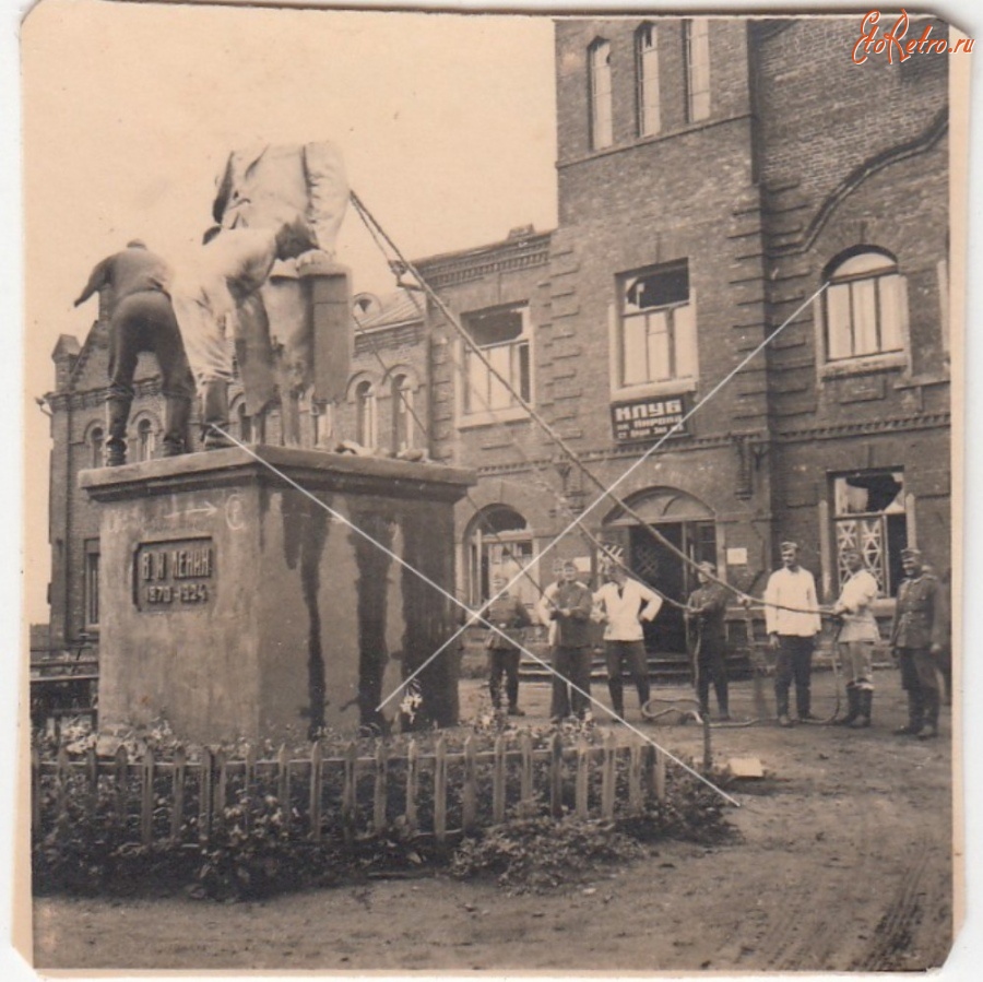 Орша - Разрушение памятника Ленину во время немецкой оккупации около клуба имени Кирова в Орше, июль 1941 года