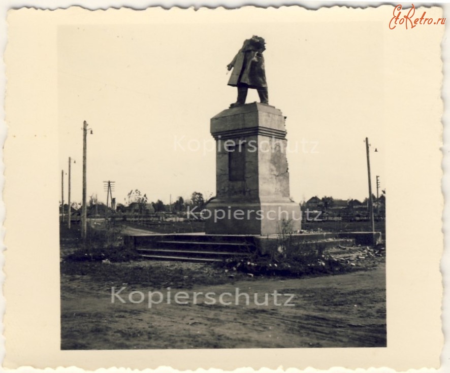 Дубровно - Уничтоженный нацистами памятник Ленину в Дубровно во время немецкой оккупации  1941-1944 гг  в  Великой Отечественной войне