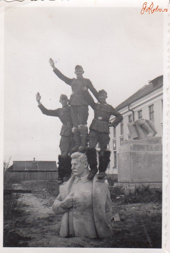Осиповичи - Разрушенный нацистами памятник Сталину в Осиповичах во время Великой Отечественной войны