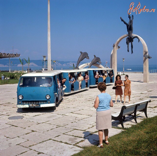 Республика Абхазия - Абхазия. Курорт Пицунда. Автопоезд, курсирующий между пляжем и пансионатами.