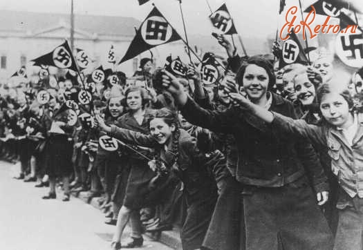 Австрия - Австрийские девушки — члены нацистского Союза немецких девушек приветствуют аншлюс.
