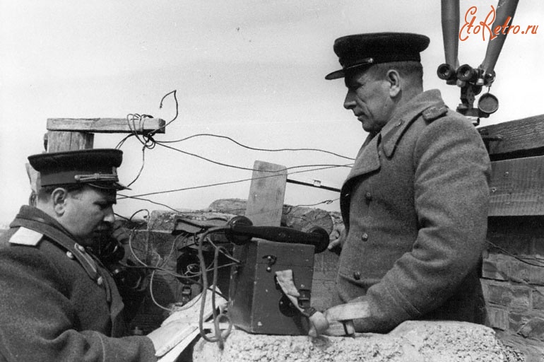 Австрия - Герой Советского Союза, гвардии генерал-майор Козак С.А. и гвардии полковник Елецков С.Ф. на наблюдательном пункте. 3-й Украинский фронт