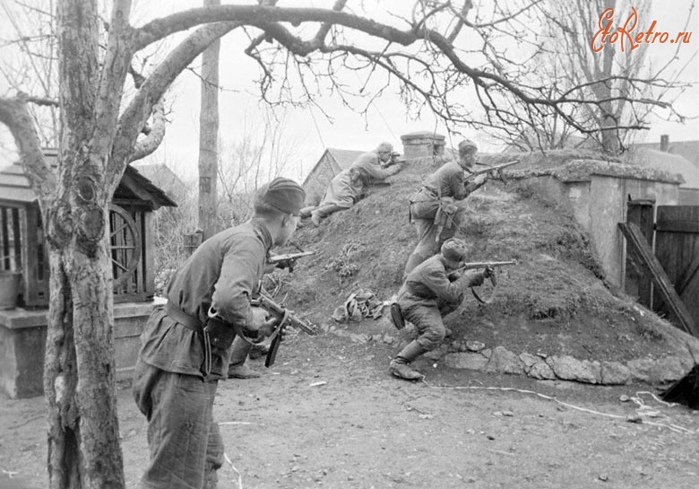 Австрия - Гвардейцы-автоматчики подразделения старшего лейтенанта Гукалова ведут бои за населенный пункт