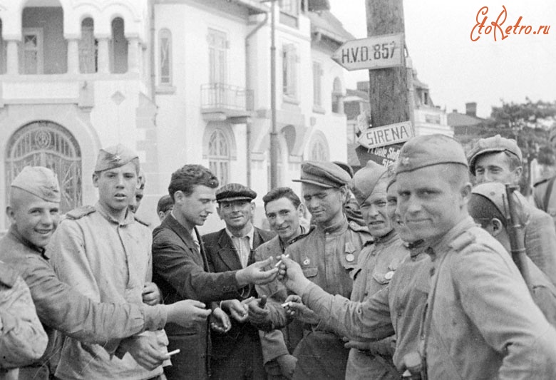 Австрия - Встреча советских воинов с жителями одного из городов Австрии
