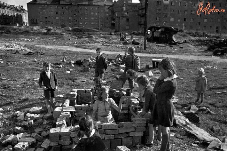 Австрия - Австрия, 1948 год - Дети, играющие на пустыре на месте снесенных развалин