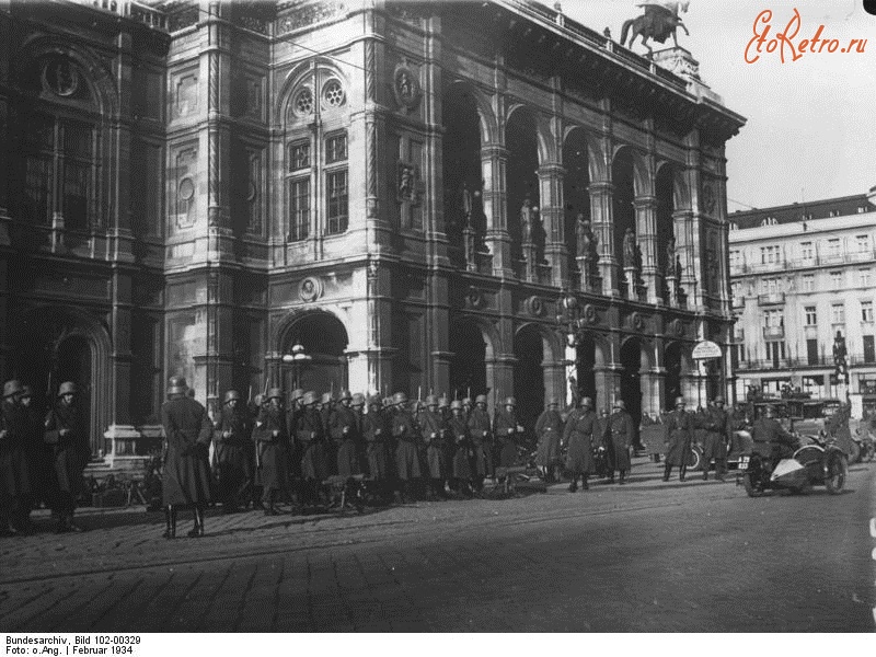 Вена - Soldaten des Bundesheeres vor der Staatsoper in Wien