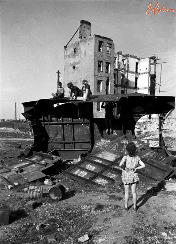 Вена - Австрия, Вена, 1948 год - Дети, играющие посреди развалин