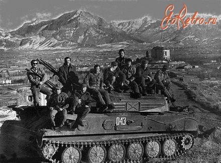 Афганистан - Советские солдаты на фоне