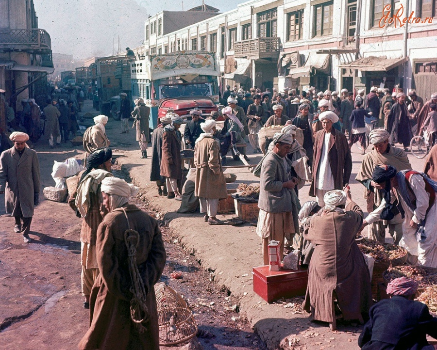 Афганистан - Торговцы на оживленной улице в Кабуле, Афганистан, ноябрь 1961-го. (Фото AP Photo | Henry S. Bradsher):