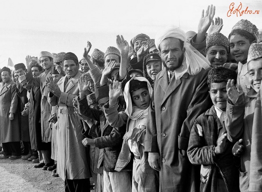 Афганистан - Афганцы стоят вдоль маршрута движения колонны американского президента Эйзенхауэра, Кабул, Афганистан, 9 декабря 1959. (Фото AP Photo):