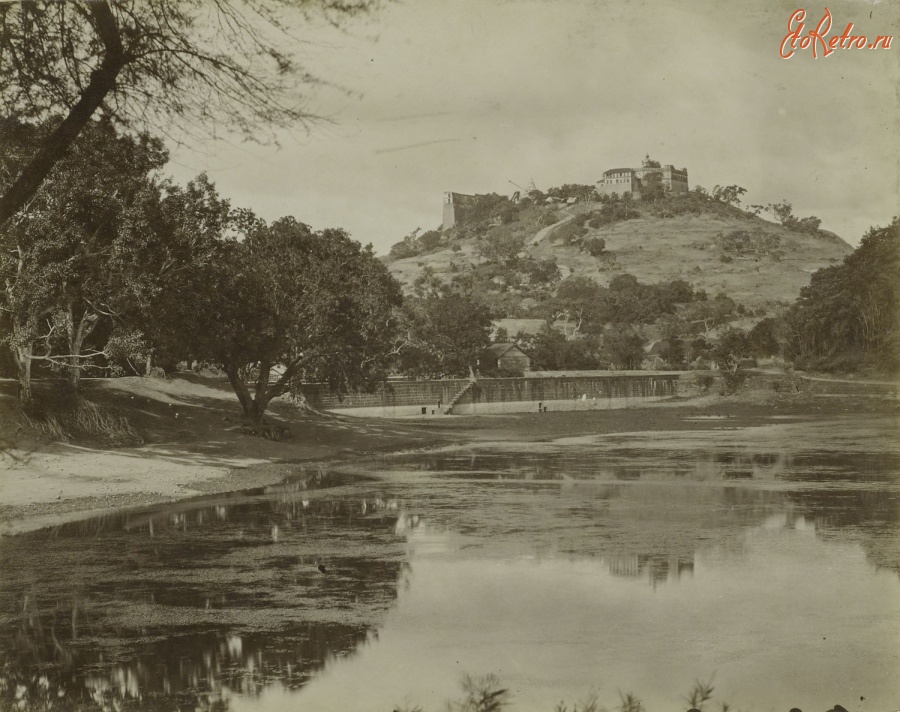 Индия - Вид на реку с фортом на холме. 1900