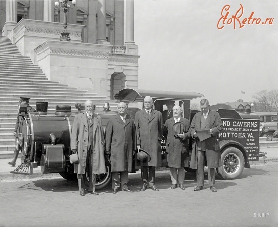 Соединённые Штаты Америки - Вице-президент Чарльз Кертис(второй слева) возле Капитолия у парового автомобиля