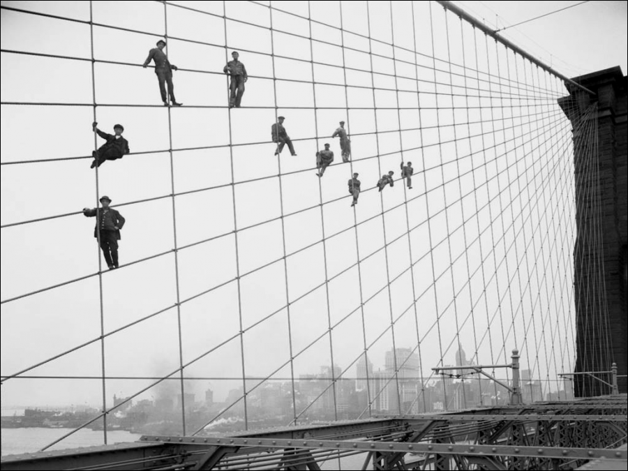 Нью-Йорк - Painters suspended on cables of the Brooklyn Bridge, on 07 October 1914 США, Нью-Йорк (штат), Нью-Йорк, Бруклин