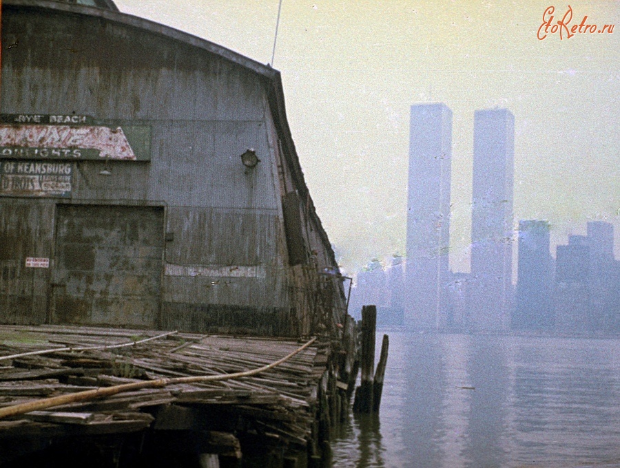 Нью-Йорк - Abandoned pier at Exchange Place in Jersey City with World Trade Center across the Hudson. США,  Нью-Джерси