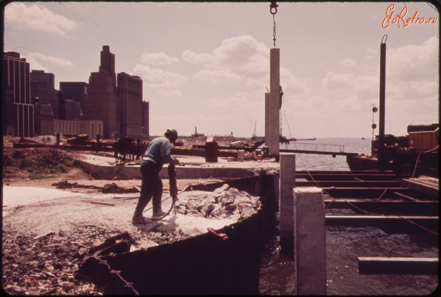 Нью-Йорк - CONSTRUCTION BEGINS ON THE BATTERY PARK DEVELOPMENT ACROSS FROM THE WORLD TRADE BUILDINGS ON THE HUDSON RIVER США,  Нью-Йорк (штат),  Нью-Йорк,  Манхеттен