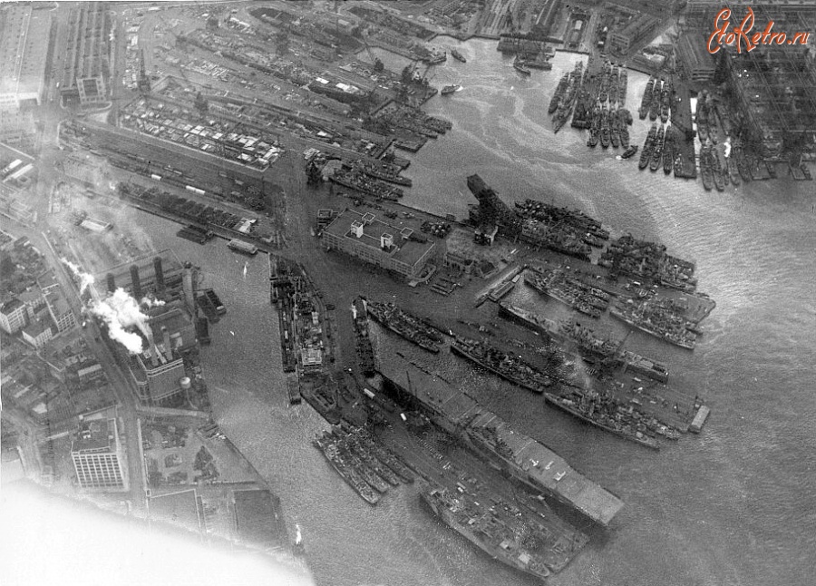 Нью-Йорк - Aerial view of the U.S. Navy New York Naval Shipyard on 2 December 1944. США,  Нью-Йорк (штат),  Нью-Йорк,  Манхеттен