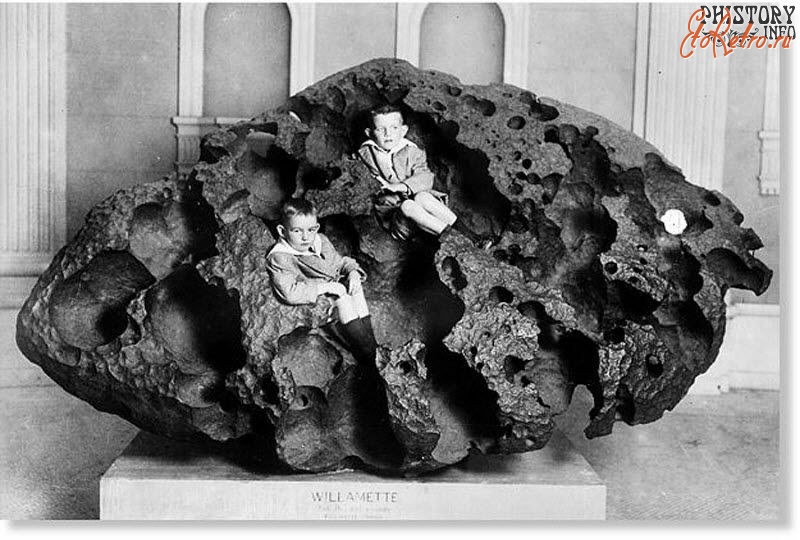 Нью-Йорк - Дети сидят внутри метеорита Вилламетт