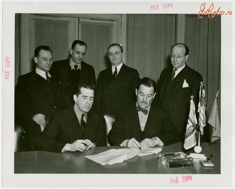 Нью-Йорк - Подписание контрактов советским представителем и Г. Валеном