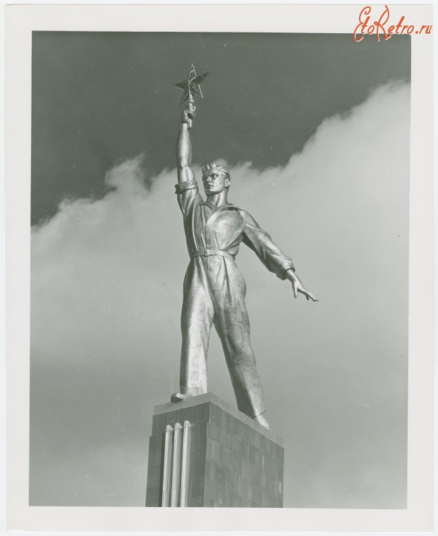 Нью-Йорк - Скульптура рабочего возле Советского павильона, Нью-Йорк