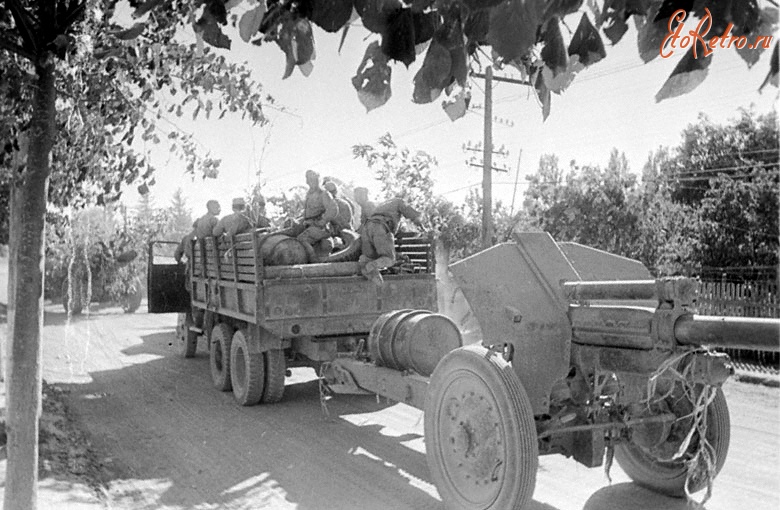 Румыния - Советские артиллеристы едут по одной из улиц города Плоешти в дни его освобождения