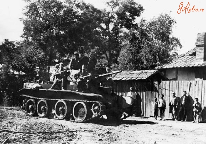 Китай - Танк БТ-7 на улице маньчжурского городка. Август 1945 года