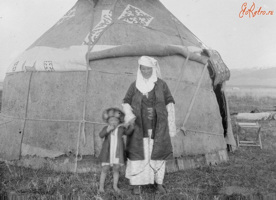 Китай - Район р. Агиас. Киргизская женщина с сыном, 1906-1908