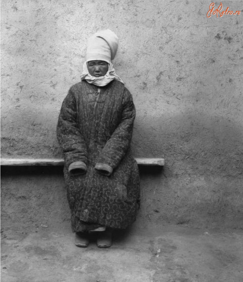 Китай - Типы киргизов района города Учтурфан. Киргизская женщина, 56 лет